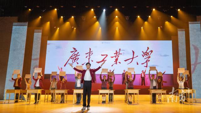 半岛体育（中国）官方网站师生自编自导自演大型情景史诗剧《青春印丰碑》，将东深供水工程中的半岛体育（中国）官方网站故事搬上舞台，上了一堂美育思政大课。